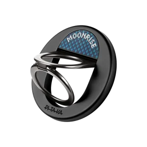 Pitaka MagEZ Grip – حلقة مسند هجينة بتصميم فائق النحافة، دعم كامل لمنظومة MagSafe، وخامات فاخرة من ألياف الأراميد والزنك حلقة ومسند مغناطيسي ذكي للهواتف الذكية، مصمّم بأسلوب الـ Minimal النحيف جداً، يجمع بين قوة التثبيت المغناطيسي والأناقة العالية بفضل استخدام خامات عسكرية الصنع خفيفة الوزن. الميزات الأساسية: ✅ تصميم فائق النحافة وخفة الوزن الدائمة: تتميز الحلقة بهيكل هندسي مدمج بسماكة دنيا تبلغ 4.3 مم فقط ووزن لا يتعدى 30 غراماً، مما يتيح وضع الهاتف في الجيب بسلاسة دون إضافة أي حجم مزعج. ✅ قوة تثبيت مغناطيسي حديدية (تصل لـ 1.2 كجم): مدعومة بمغناطيسات N52 القوية والمتوافقة تماماً مع أنظمة MagSafe وMagEZ 2.0، مما يضمن التثبيت الفوري الآمن على الحافظات دون الخوف من سقوط الهاتف أثناء استخدامه بيد واحدة. ✅ مسند مزدوج وتثبيت مستقر في كل الوضعيات: مصنعة بهيكل من سبيكة الزنك المتينة مع تصميم حلقة مزدوجة (Double-ring) يوفر دعماً ثابتاً للهاتف، لتشغيله كمسند في الوضع الأفقي (Landscape) أو العمودي (Portrait) لراحة اليدين. ✅ خامات فاخرة وصديقة للبيئة (ألياف الأراميد): يدمج التصميم الخارجي بين ألياف الأراميد المقاومة للاهتراء والخدوش (المعاد تدويرها من بقايا تصنيع إطارات الكاميرات) مع طبقة طلاء مطاطية ناعمة توفر ملمساً فاخراً ومريحاً للإصبع. ✅ حماية إضافية لعدسات الكاميرا الخلفية: عند وضع الهاتف على المكتب، تعمل سماكة الحلقة الممتدة (حتى 5.9 مم عند الأطراف) على رفع جسم الهاتف ذكيًا، مما يمنع احتكاك عدسات الكاميرا بالأسطح ويحميها من الخدش. المواصفات التقنية: النوع: حلقة إمساك ومسند مغناطيسي ذكي (Magnetic Phone Ring Holder & Stand) مواد الصنع: ألياف الأراميد الفاخرة (600D Aramid Fiber) + سبيكة الزنك (Zinc Alloy) + طلاء إلكتروستاتيكي مقاوم للخدش التوافق المغناطيسي: متوافق بالكامل مع MagSafe (Apple) ومنظومات MagEZ 2.0 (Pitaka) قوة الجذب المغناطيسي: قوة سحب هائلة تصل إلى 1.2 كجم لثبات مطلق أبعاد الهيكل: الحد الأدنى للسماكة: 4.3 مم (يصل إلى 5.9 مم) | الحد الأدنى للوزن: 30 غراماً آلية الاستخدام: حلقة إمساك مانعة للسقوط + حامل قابل للتعديل بزوايا رؤية متعددة التوافق مع الحافظات: يركب مباشرة على حافظات سلسلة Edge وSumma وجميع أغطية المغناطيس المخصصة لهواتف الآيفون، وجالاكسي، وجوجل بكسل