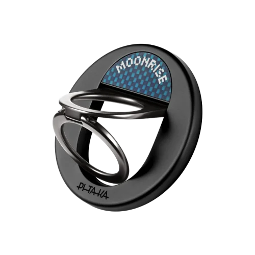 Pitaka MagEZ Grip – حلقة مسند هجينة بتصميم فائق النحافة، دعم كامل لمنظومة MagSafe، وخامات فاخرة من ألياف الأراميد والزنك حلقة ومسند مغناطيسي ذكي للهواتف الذكية، مصمّم بأسلوب الـ Minimal النحيف جداً، يجمع بين قوة التثبيت المغناطيسي والأناقة العالية بفضل استخدام خامات عسكرية الصنع خفيفة الوزن. الميزات الأساسية: ✅ تصميم فائق النحافة وخفة الوزن الدائمة: تتميز الحلقة بهيكل هندسي مدمج بسماكة دنيا تبلغ 4.3 مم فقط ووزن لا يتعدى 30 غراماً، مما يتيح وضع الهاتف في الجيب بسلاسة دون إضافة أي حجم مزعج. ✅ قوة تثبيت مغناطيسي حديدية (تصل لـ 1.2 كجم): مدعومة بمغناطيسات N52 القوية والمتوافقة تماماً مع أنظمة MagSafe وMagEZ 2.0، مما يضمن التثبيت الفوري الآمن على الحافظات دون الخوف من سقوط الهاتف أثناء استخدامه بيد واحدة. ✅ مسند مزدوج وتثبيت مستقر في كل الوضعيات: مصنعة بهيكل من سبيكة الزنك المتينة مع تصميم حلقة مزدوجة (Double-ring) يوفر دعماً ثابتاً للهاتف، لتشغيله كمسند في الوضع الأفقي (Landscape) أو العمودي (Portrait) لراحة اليدين. ✅ خامات فاخرة وصديقة للبيئة (ألياف الأراميد): يدمج التصميم الخارجي بين ألياف الأراميد المقاومة للاهتراء والخدوش (المعاد تدويرها من بقايا تصنيع إطارات الكاميرات) مع طبقة طلاء مطاطية ناعمة توفر ملمساً فاخراً ومريحاً للإصبع. ✅ حماية إضافية لعدسات الكاميرا الخلفية: عند وضع الهاتف على المكتب، تعمل سماكة الحلقة الممتدة (حتى 5.9 مم عند الأطراف) على رفع جسم الهاتف ذكيًا، مما يمنع احتكاك عدسات الكاميرا بالأسطح ويحميها من الخدش. المواصفات التقنية: النوع: حلقة إمساك ومسند مغناطيسي ذكي (Magnetic Phone Ring Holder & Stand) مواد الصنع: ألياف الأراميد الفاخرة (600D Aramid Fiber) + سبيكة الزنك (Zinc Alloy) + طلاء إلكتروستاتيكي مقاوم للخدش التوافق المغناطيسي: متوافق بالكامل مع MagSafe (Apple) ومنظومات MagEZ 2.0 (Pitaka) قوة الجذب المغناطيسي: قوة سحب هائلة تصل إلى 1.2 كجم لثبات مطلق أبعاد الهيكل: الحد الأدنى للسماكة: 4.3 مم (يصل إلى 5.9 مم) | الحد الأدنى للوزن: 30 غراماً آلية الاستخدام: حلقة إمساك مانعة للسقوط + حامل قابل للتعديل بزوايا رؤية متعددة التوافق مع الحافظات: يركب مباشرة على حافظات سلسلة Edge وSumma وجميع أغطية المغناطيس المخصصة لهواتف الآيفون، وجالاكسي، وجوجل بكسل